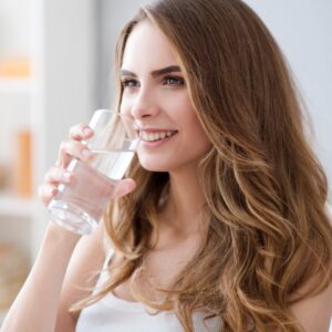 beber água para ajudar na dor de cabeça